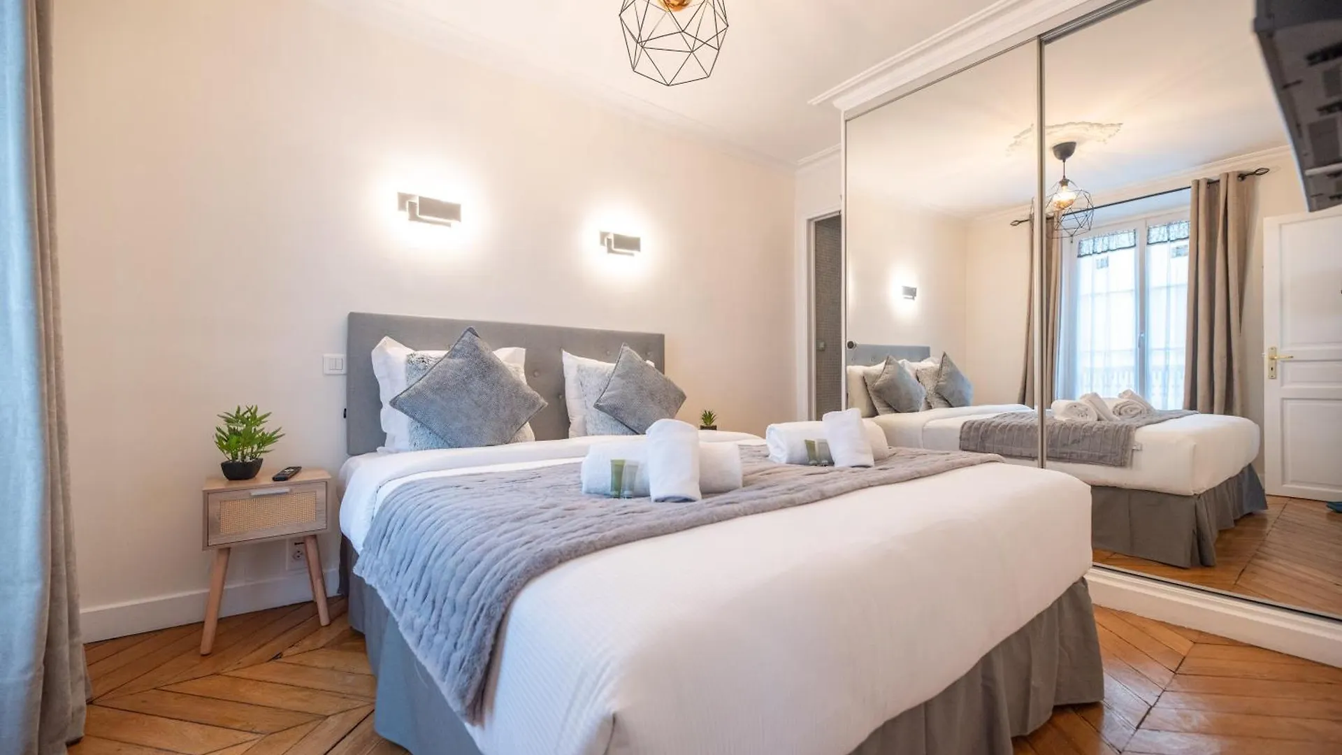 Apartment Cia - Rue Du Colisee, Near Champs Elysees Paris